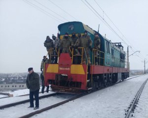 Ветерани тепловозом заблокували ще один переїзд