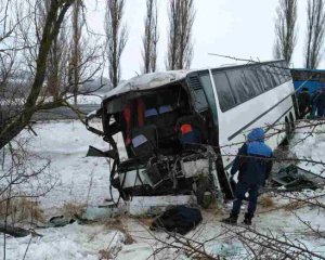 Со скользкой дороги слетело три автобуса и легковушка, есть погибшие