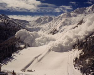 Рятувальники попереджають про лавинну небезпеку у горах