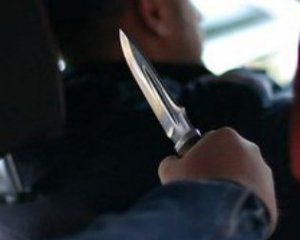 На водія таксі пасажири напали з ножем