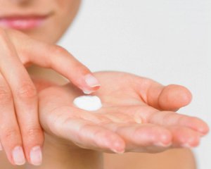 При ожогах кожи кремом для депиляции нельзя пользоваться сухой косметикой