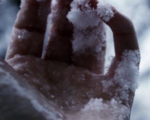 Во дворе нашли мертвую женщину со свертком денег