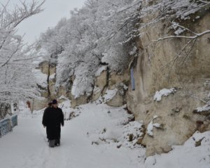 Ікону з мощами та золотом винесли з монастиря і кинули в сніговий замет