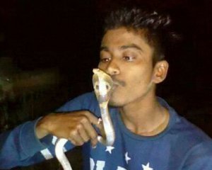 В Индии подросток умер, пытаясь поцеловать кобру ради селфи