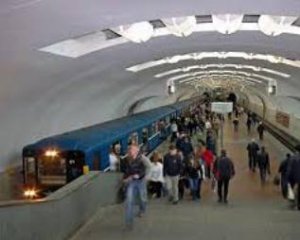 Машиніст метро не дав вчинити самогубство жінці, яка кинулася під потяг