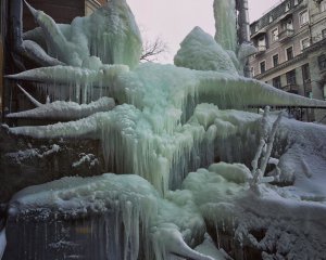 "Містична" бурулька на вулиці Києва підкорює мережу