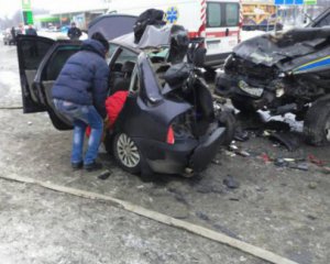 2 хлопці і дівчина загинули в автомобілі, який виїхав на зустрічну смугу