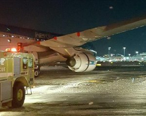 Камера зняла вибух двигуна літака в аеропорту Нью-Йорка