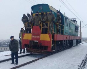 Участники блокады на Донбассе показали, как останавливают поезда