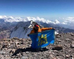 Украинец покорил самую высокую вершину Америки и поднял флаг своего города