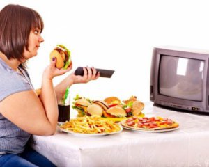 Исследовали, можно ли кушать перед телевизором