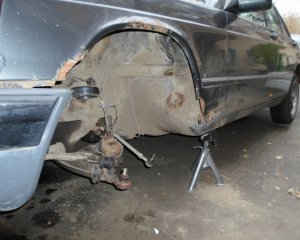 Чоловік загинув під час ремонту свого авто