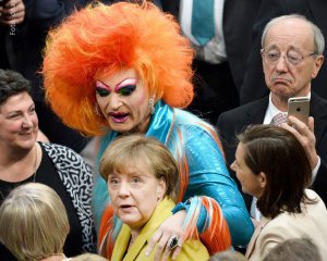 Фото переляканої Меркель розсмішило соцмережі