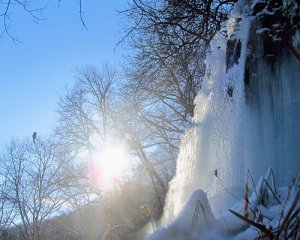 Самый высокий в Украине водопад покрылся льдом