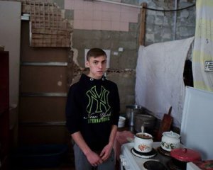 Переселенец живет сам в общежитии