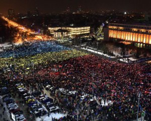 &quot;Живой флаг&quot; из 50 тыс. человек: появилось впечатляющее видео майдана в Румынии