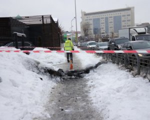 Потужний вибух з-під землі ледь не вбив двох перехожих