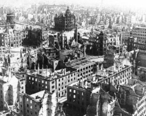 Разрушенный Дрезден после авианалета восстанавливали 40 лет