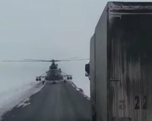Военный вертолет сел на трассе, чтобы узнать дорогу