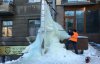Комунальники бензопилкою зрізали гігантську крижану брилу в центрі Києва