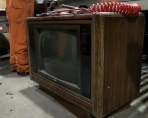 В старом телевизоре нашли $100 тыс.