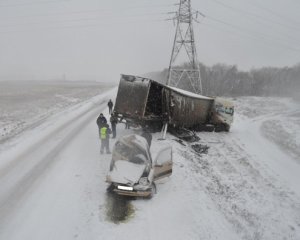 Великі і небезпечні: 9 аварій з фурами взимку