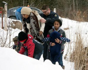 Біженці тікають по снігу з США до Канади