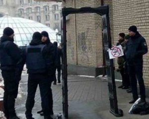 На Майдане установили рамки с металлоискателями