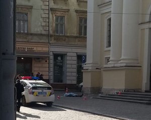 Брила льоду вбила жінку в центрі міста