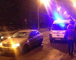 На пешеходном переходе автомобиль сбил мужчину и женщину