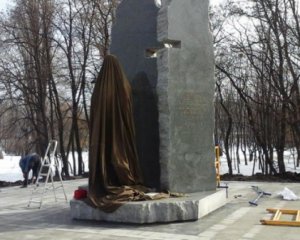 В столице установили памятник поэтессе Елене Телиге