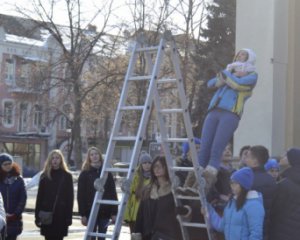 Стихи погибшим майдановцам читали с высокой лестницы