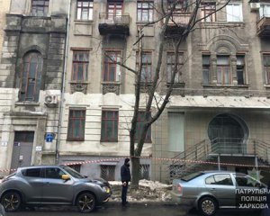 Жінці на голову впала снігова брила