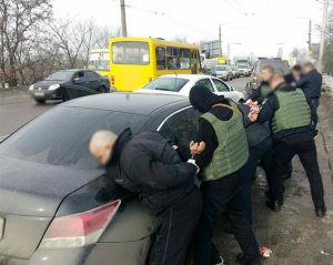 Криваві розбірки: у чоловіка стріляли та вдарили ножем  3 невідомих