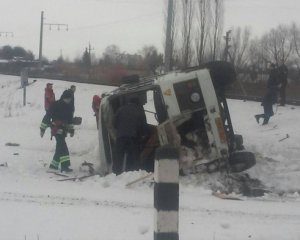 Поїзд збив рейсовий автобус на переїзді, водій загинув