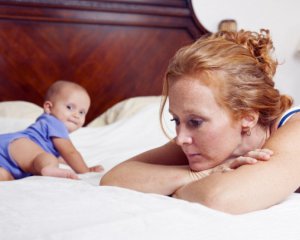 Чому виникає післяродова депресія
