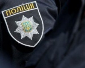 Троє поліцейських місяць тримали в заручниках вагітну жінку