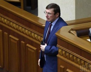 Луценко прийшов у Раду просувати зміни до заочного засудження