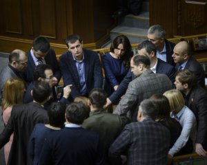 Одна из фракций оставляет парламент и едет на Донбасс