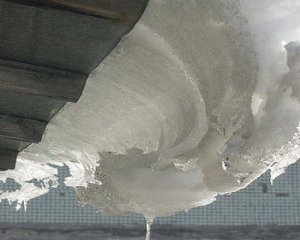 У триповерховій школі обвалився дах