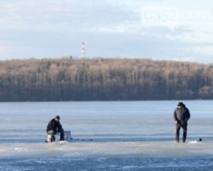 Небезпечний лід. 4-х чоловіків та дитину врятували за добу