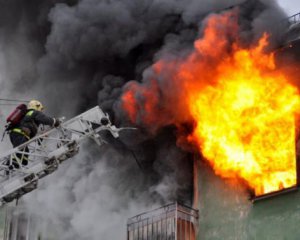 Пожарный на лету поймал пенсионерку, которая выпала с 5 этажа