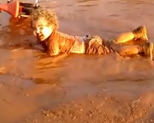 Малыш удивил любовью к купанию в грязи