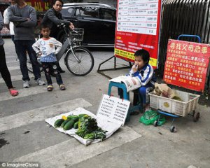 Восьмилетняя девочка продает овощи, чтобы найти родителей