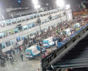 Карнавал в Бразилии: платформа врезалась в ограждение, есть пострадавшие