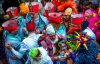 На карнавалі у Франції в натовп кинули 450 кг оселедця