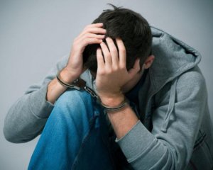 Школяр інсценував розбійний напад, аби рохрахуватися з боргами