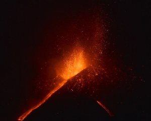 Эффектное извержение вулкана Этна сняли на видео