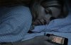 Чому не варто користуватися смартфоном перед сном - 5 причин