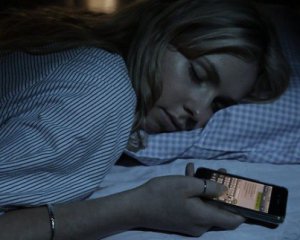 Чому не варто користуватися смартфоном перед сном - 5 причин